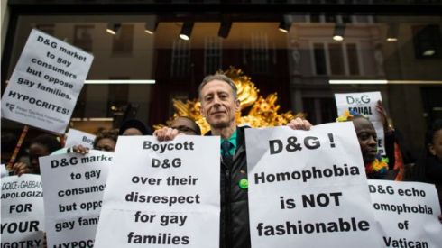 Londres 2015: Peter Tatchell, ativista dos direitos gay, protesta contra Dolce & Gabbana depois que seus fundadores criticaram a ideia de família gay